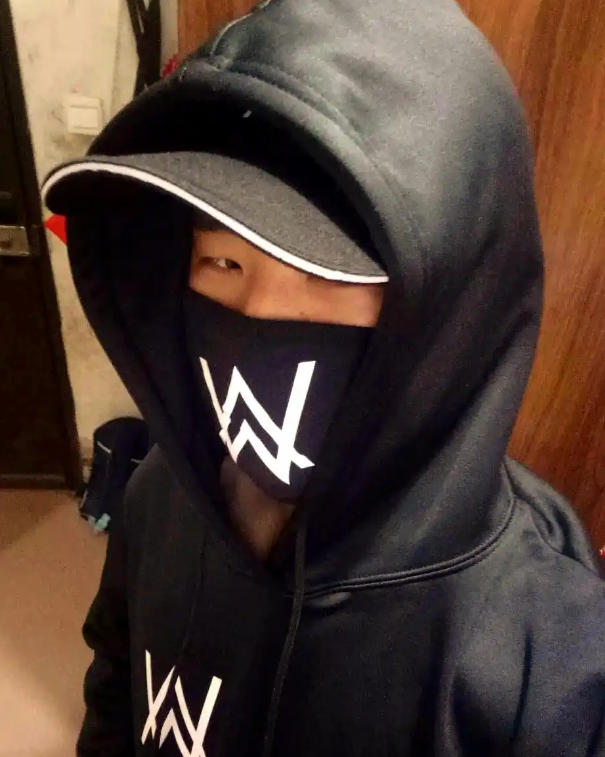 模仿电音制作人Alan Walker的招牌装扮